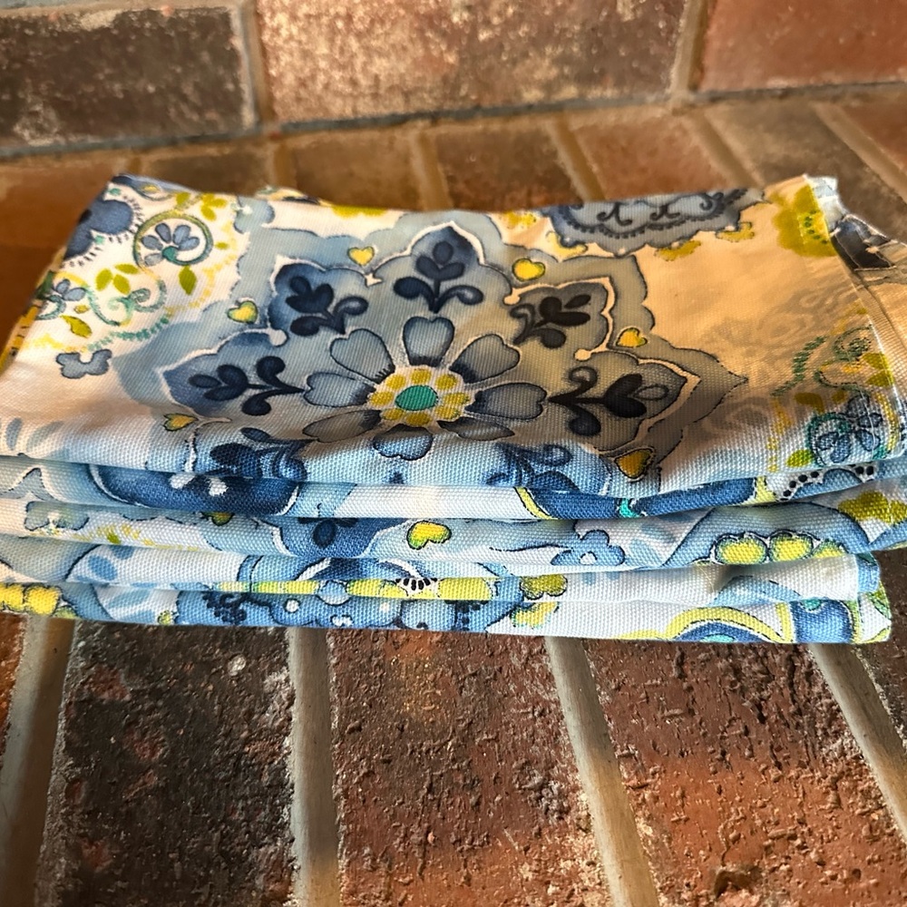 Fiesta
6-Dinner cloth napkins
Blue, white